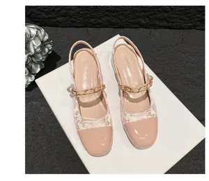 Details von französischen Slingback-Heels mit beiger Spitze und Perlen-Kettenschnalle