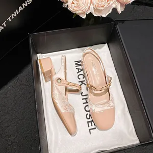 Damen Mary Jane Schuhe Retro Blockabsatz Eckige Zehenpartie Lackleder Satin Spitze Slingback Sandalen Künstliche Perle Metallkette