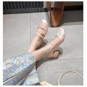 Detail van Mary Jane-schoenen met bloemenjacquard, blokhak en dubbele riempjes
