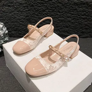 Französische Retro Mary Jane Pantoletten in Beige mit Spitze und Perlen-Zierkette
