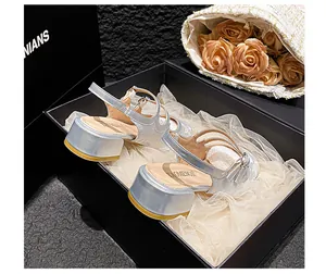 Detail van lichtblauwe jacquard Mary Jane schoenen in een elegante geschenkdoos