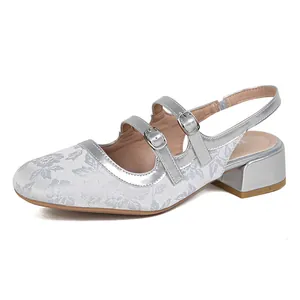 Zilveren jacquard Mary Jane pumps met bloemenpatroon en middelgrote metallic hakken