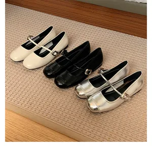 Chaussures Mary Jane plates en blanc crème, noir et argent métallisé avec boucles carrées