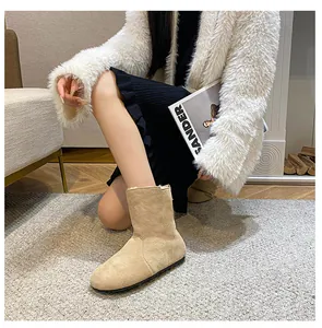 Tragefoto der aprikosenfarbenen Wildleder-Stiefeletten mit warmem Fleecefutter und Design