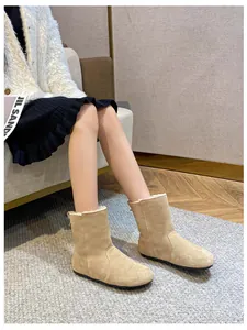Details beige Wildleder-Schneestiefel mit dickem Kunstfellfutter und Gummisohle