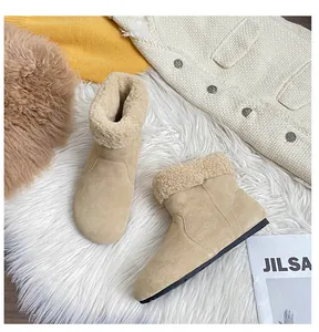 Detail von beige Wildleder-Schneestiefeln mit weichem Lammfellfutter für den Winter