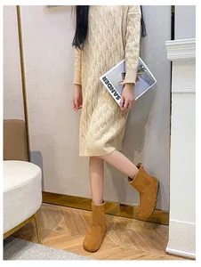 Herbststil mit beigem Strickkleid mit Zopfmuster und braunen Stiefeletten aus Wildleder