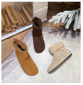 Drei Farben Wildleder-Winterstiefel mit Plüschfutter auf einem gemütlichen Teppich