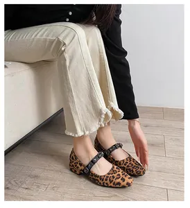 Detalle de zapato Mary Jane con estampado de leopardo y correas de cuero con hebillas