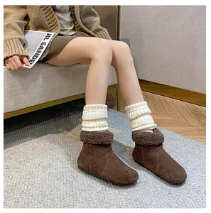 Detail von Damen-Winterstiefeln aus braunem Wildleder mit Plüschfutter und Stricksocken