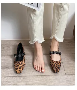 Primer plano detallado de bailarinas Mary Jane con estampado de leopardo y tira de joyas