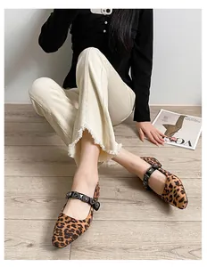 Zapatos Mary Jane con estampado de leopardo, colgantes metálicos de corazón y hebilla