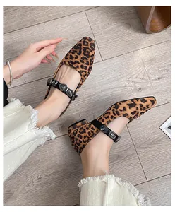 Detalle de bailarinas Mary Jane con estampado de leopardo y tiras adornadas con cristales
