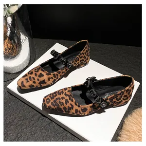 Detalle de zapato Mary Jane con estampado de leopardo y hebilla de metal de corazón