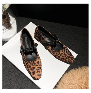 Detalle de zapatos Mary Jane con estampado de leopardo, punta cuadrada y tira de joyas