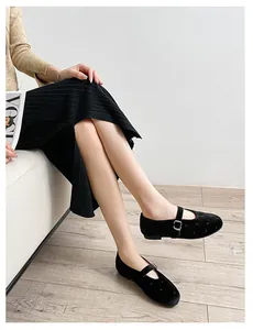 Gros plan sur les ballerines Mary Jane en daim noir avec bride et bout rond élégant
