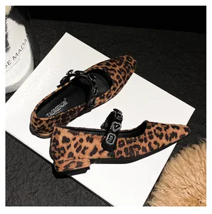 Detalle macro de Mary Janes de leopardo con hebilla de strass y textura de pelo sintético