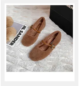 Bovenaanzicht van bruine pluche Mary Jane schoenen met leren riemen en gouden gespen