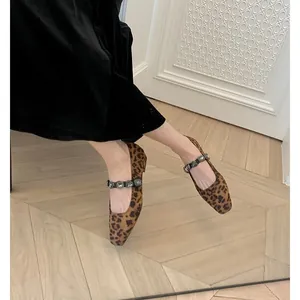 Manoletinas Mary Jane de leopardo con punta cuadrada y correa metálica decorativa