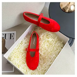 Détail de ballerines Mary Jane en velours rouge avec boucle et texture en daim
