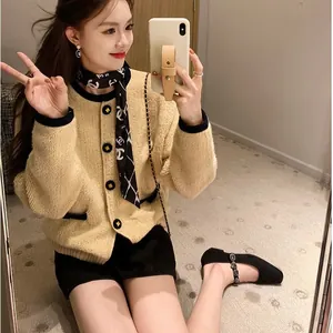 Chaqueta de punto beige con merceditas de punta cuadrada y detalle corazón leopardo