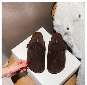 Draufsicht auf dunkelbraune Plüsch-Mules im Birkenstock-Stil mit verstellbarem Riemen