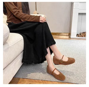 Bruine Mary Jane schoenen van pluche met bandje gedragen met zwarte rok
