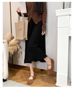 Detail van pluizige Mary Jane flats in bruin pluche materiaal voor de herfststijl
