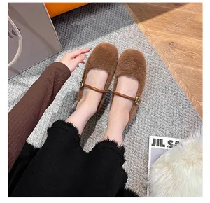 Donkerbruine Mary Jane schoenen van imitatiebont met metalen gesp gedragen door model