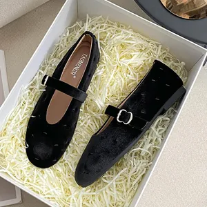 Ballerines Mary Jane en velours noir avec bride et boucle dans une boîte cadeau