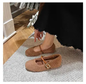 Detail van bruine Mary Jane-schoenen van imitatiebont met riempje voor herfst en winter