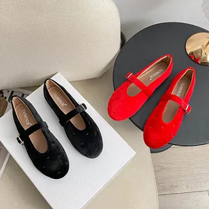 Ballerines Mary Jane chics en velours rouge et noir avec brides et bout rond classique