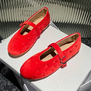 Ballerines Mary Jane en velours rouge avec texture fraise et boucle métallique argentée