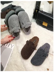 Draufsicht auf warme Clogs mit Kunstfellfutter in Grau und Braun mit Schnallenriemen