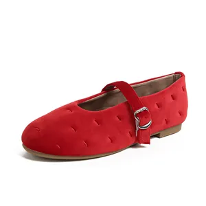 Ballerines Mary Jane élégantes en daim rouge avec bout rond et boucle en cœur