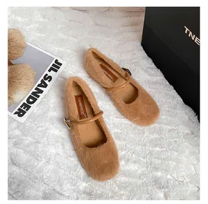 Bovenaanzicht van camelkleurige Mary Jane schoenen van imitatiebont met lederen bandje