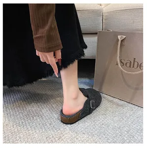 Detail von warmem Plüschfutter und Schnalle an grauen Korksohlen-Clogs für Damen