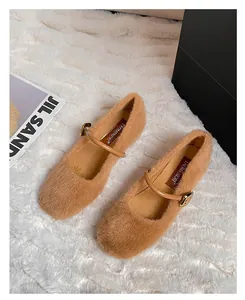 Detail van kamel pluche Mary Jane platte schoen met zacht imitatiebont en gouden gesp