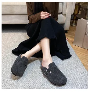 Detailansicht der dunkelgrauen Filz-Clogs mit ergonomischer Sohle in Heimatmosphäre