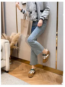 Sneaker in pelle scamosciata marrone con dettagli in pelle bianca e lacci verdi e bianchi
