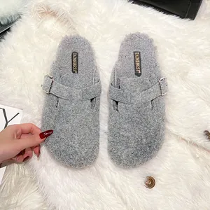 Mules en peluche grise avec bride à boucle réglable et semelles épaisses confort