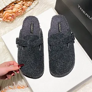 Mules en peluche gris foncé avec doublure polaire chaude et boucle en métal ajustable