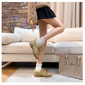 Dettaglio di sneaker platform in pelle kaki che mostra la suola antiscivolo strutturata