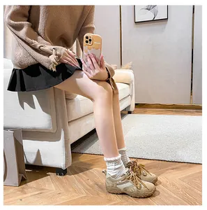 Dettaglio di sneaker in pelle kaki con fodera in pile e suola platform antiscivolo