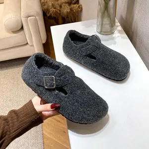 Zoccoli in feltro grigio scuro con suola platform e cinturino regolabile da donna in casa