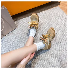 Vista dall'alto di sneakers platform in pelle kaki con lacci a righe e calzini