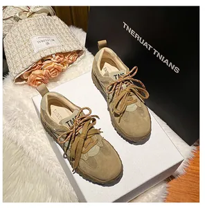 Dettaglio ravvicinato di sneaker in pelle kaki con suola platform e tomaia morbida testurizzata