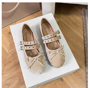 Detaillierte Draufsicht auf beige Mary Jane Ballerinas aus Samt mit Schleife und Schnallen