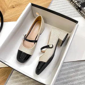 Glinsterende champagne pailletten Mary Janes met blokhak en elegante parelsluiting
