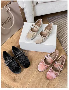 Detailansicht der Samt Mary Jane Ballerinas mit Schleife in Beige, Schwarz und Rosa Farbtönen